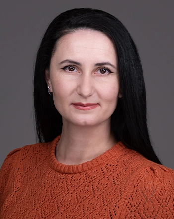 Headshot of Adela Frunza